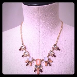 💥 Statement necklace (free w/ $40+ purchase)